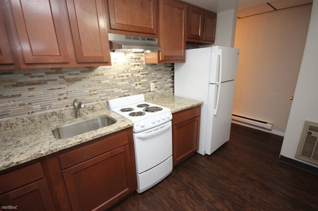 Building Photo - 2 br, 1 bath  - Walnut Commons Garden Level
