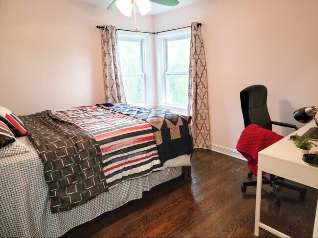 Building Photo - 6530 N Drake Ave