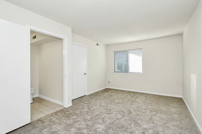 Building Photo - Rent Special on Adorable One Bedroom Condo...