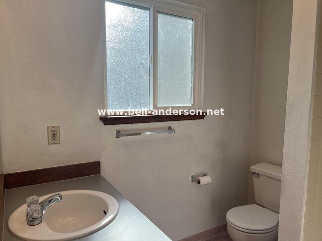 Building Photo - 2 Bedroom, 2 bath condo