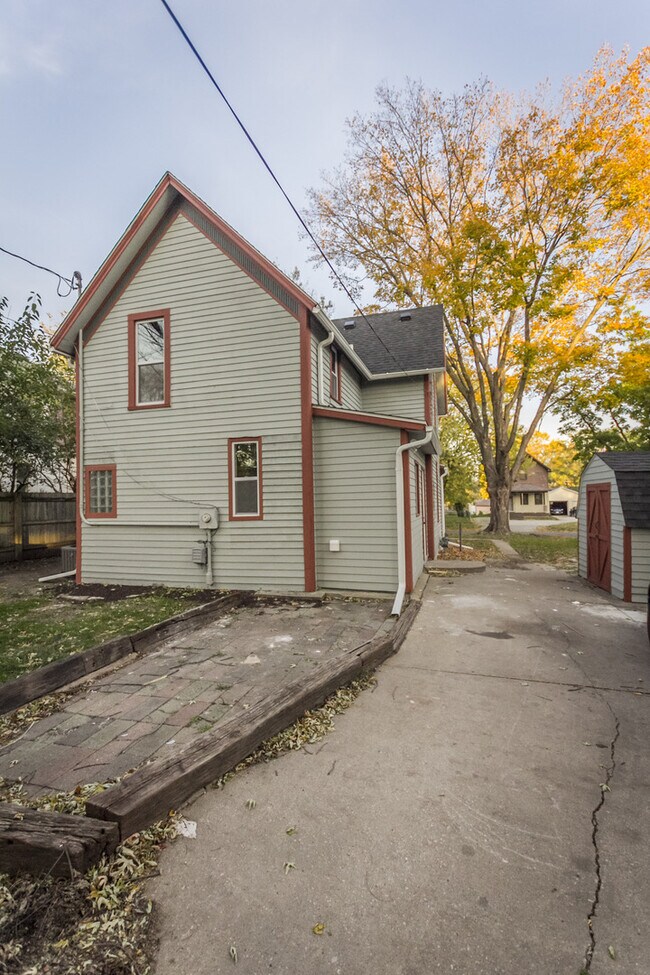 Building Photo - 5 Bedrooms, 2 Bathrooms - Near Drake