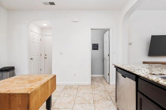 Building Photo - $2,295 Barstow & De Wolf, 3 Bedroom House ...
