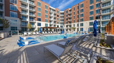 Building Photo - 4425 Sharon Rd