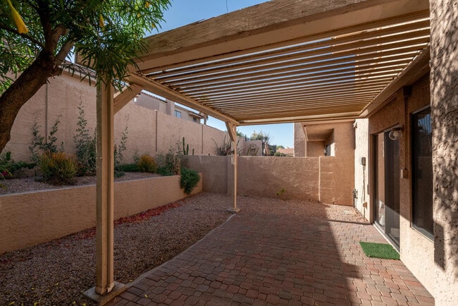 Building Photo - 1656 N Sierra Vista Dr