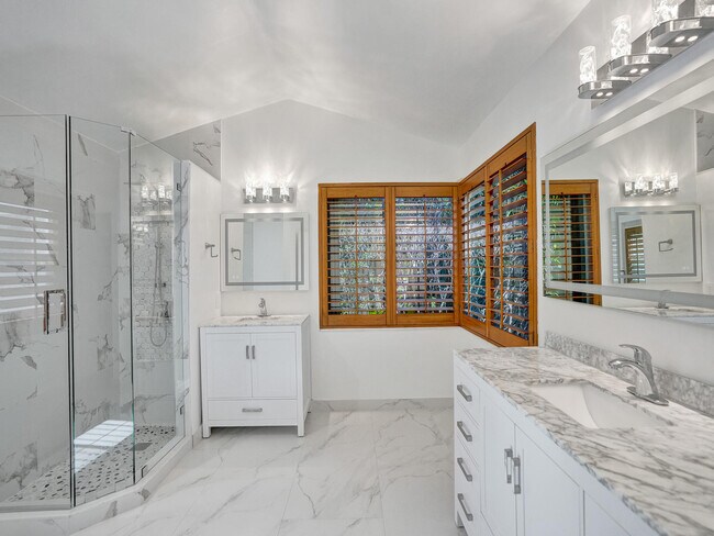 Building Photo - 762 Crescent Way