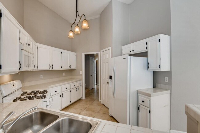 Building Photo - Charming 3 Bedroom Home In Henderson !