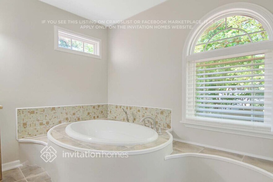 Building Photo - 7413 Laketree Dr