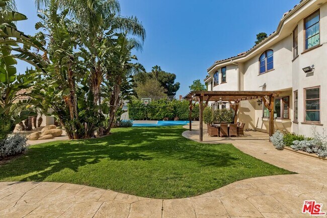 Building Photo - 6127 Rhodes Ave