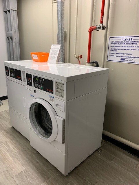 Communal Laundry Room - 400 E Colonial Dr
