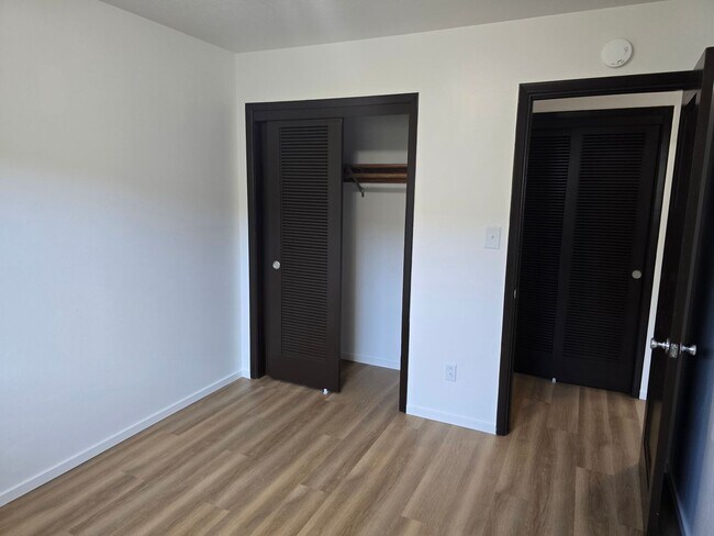 Building Photo - *!*!* Rent Ready Upstairs Pet Friendly 3 B...