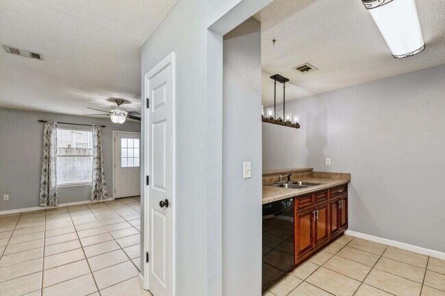 Building Photo - Exquisitely Renovated End Unit Townhome Ju...