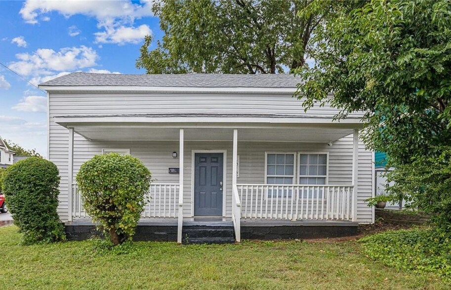 Primary Photo - 1512 Pender St