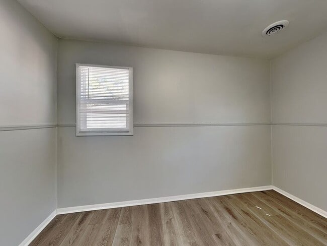 Building Photo - 6104 E 148th St