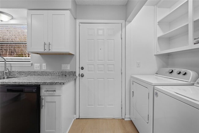 Building Photo - 1377 E Sequoyah Ct