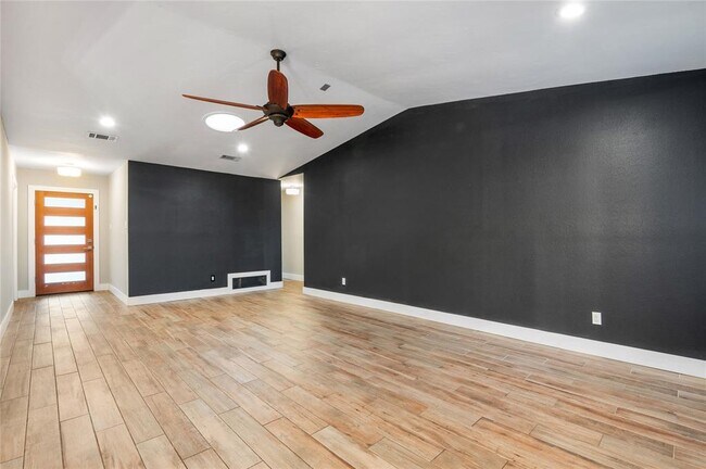 Building Photo - 1104 Durham Dr