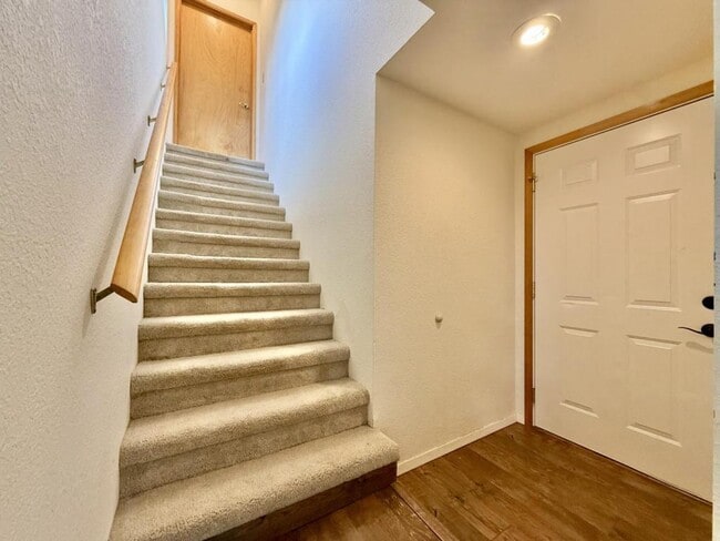 Building Photo - 300 Colonial Dr