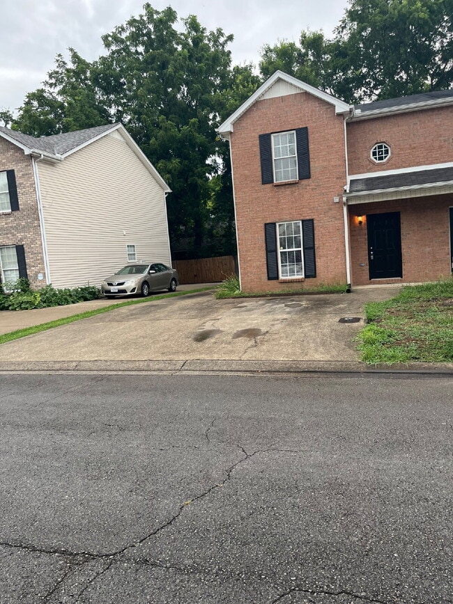 Building Photo - "Charming 2-Bedroom Townhouse with 2.5 Baths in Murfreesboro – Spacious 1,290 Sq Ft Living!"