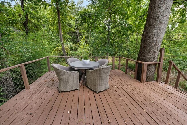 Building Photo - 2108 Rountree Dr