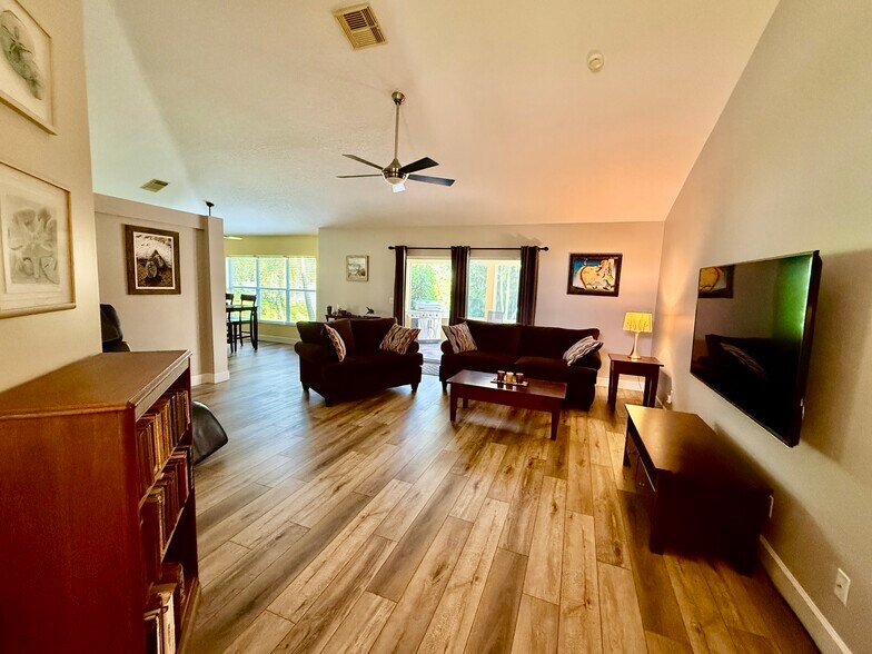 Building Photo - 524 SW Crawfish Dr