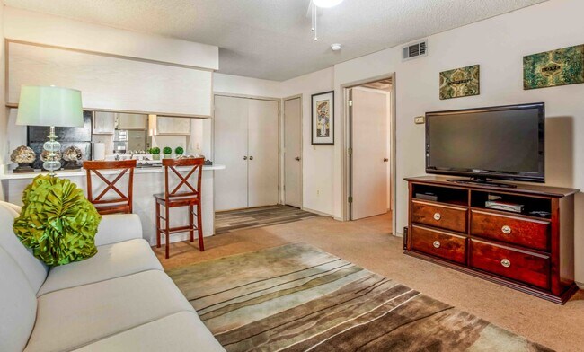 Building Photo - 501 Par Dr