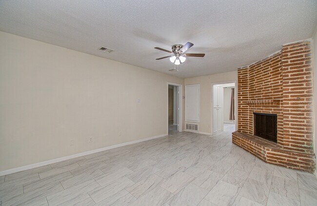 Building Photo - 8820 Bissonnet St