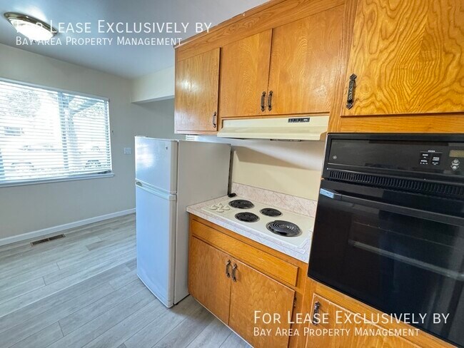 Building Photo - 1 BR 1BA ground floor Apartment w/ garage,...