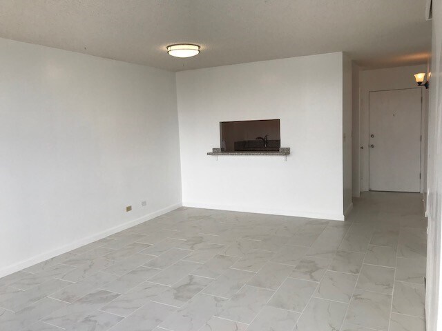 Building Photo - 2-bedrrom, 1-bath Lakeview Gardens