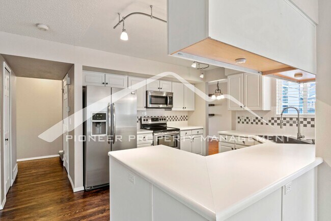 Building Photo - Beautiful 3bd/2.5 bath home with a peaceful backyard, AC, and 2.5 car garage near Ute Valley Park