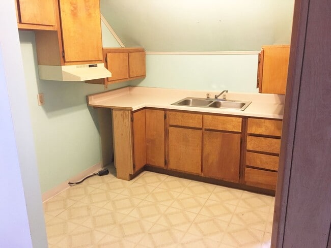 Building Photo - 3 Bedroom, 2 Bath Single Family Home with ...