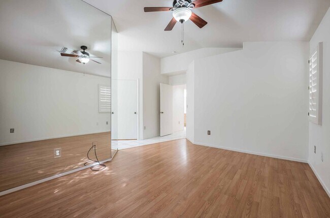 Building Photo - Stunning 3 Bedroom home!