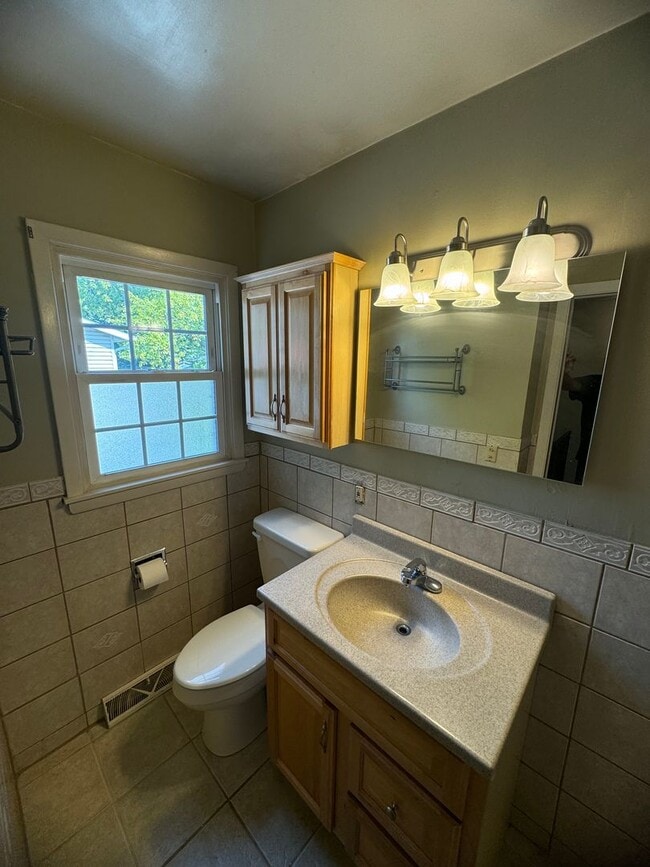 Building Photo - 3 bed 1.5 bath home in Bettendorf!