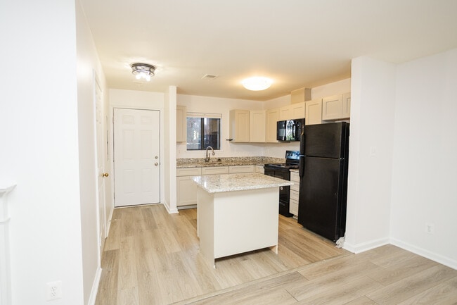 Building Photo - 2815 Lee Oaks Ct