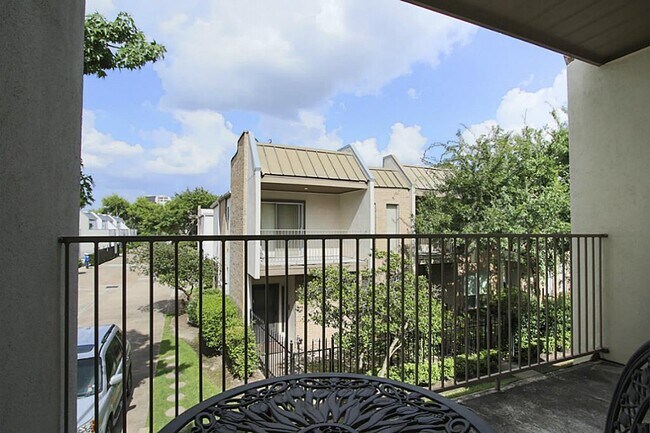 Building Photo - 1300 Augusta Dr