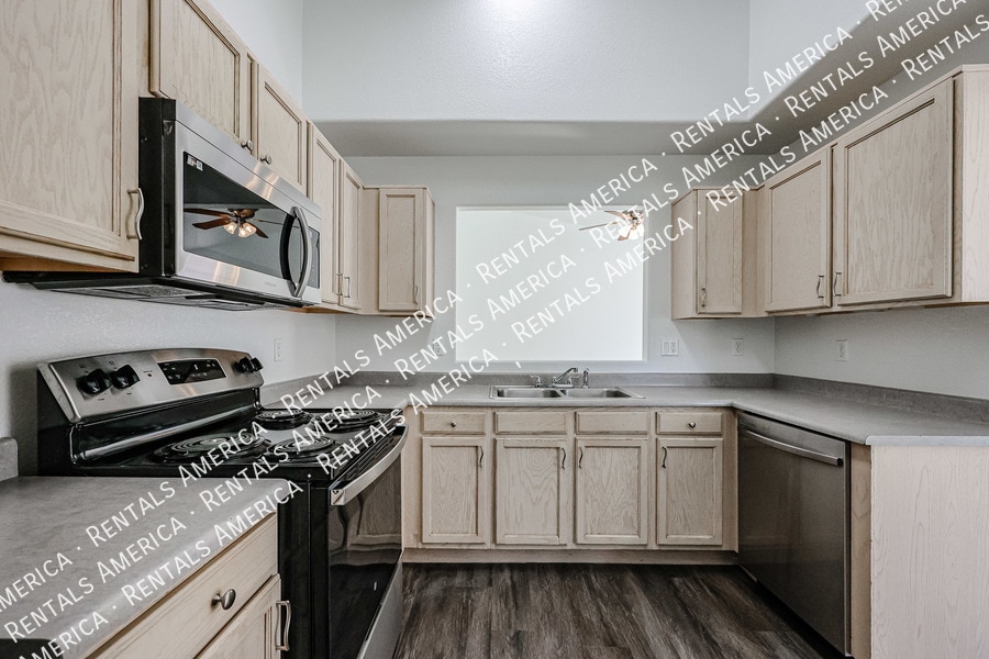 Building Photo - 12731 W Sharon Dr