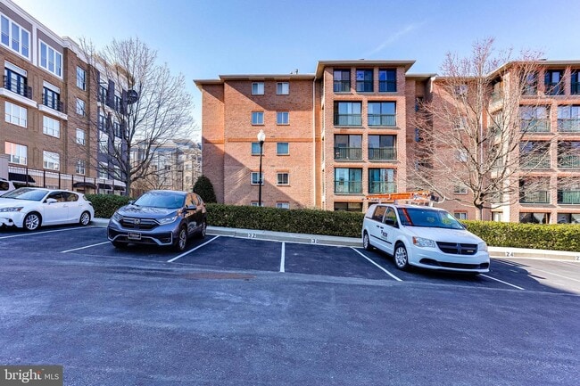 Building Photo - 31 Lambourne Rd