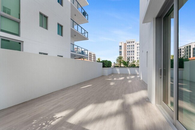 Building Photo - 485 E Royal Palm Rd