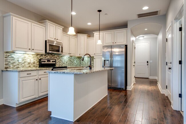 Building Photo - 3 Bed, 2.5 Bath End Unit Townhome w/ Garage