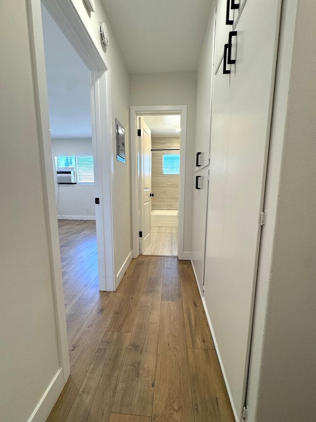 Building Photo - Spacious 1 Bedroom in West Hollywood!