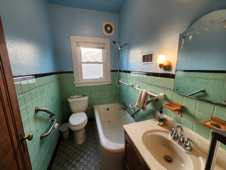 Ground Bathroom - 134 W Lincoln St