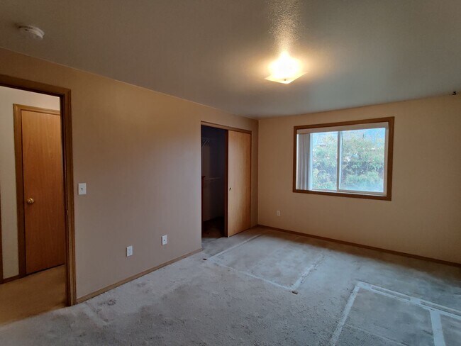 Building Photo - West Pasco Location close to Rd 100 interc...