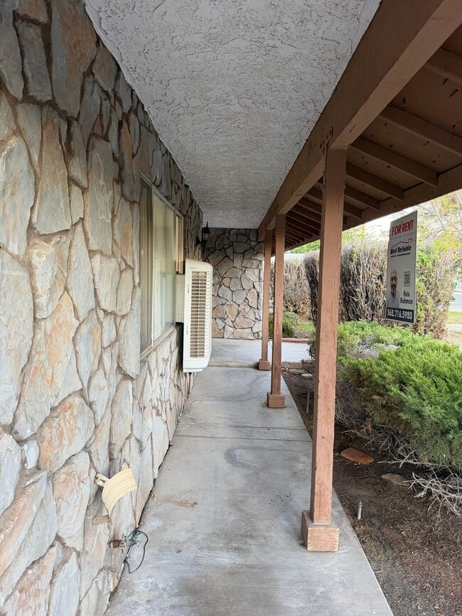 Building Photo - 14606 Riverside St