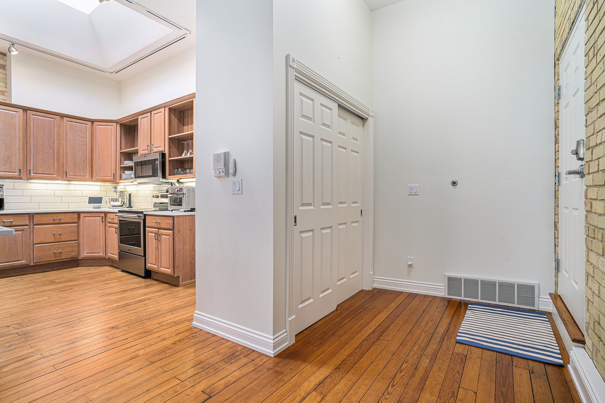 Building Photo - 32 E 8th St