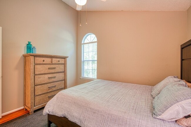 Building Photo - Adorable 2 BR, 2 BA Home - Greater North Main Area, Greenville