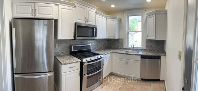 Building Photo - Newly Remodeled 2 Bedroom House