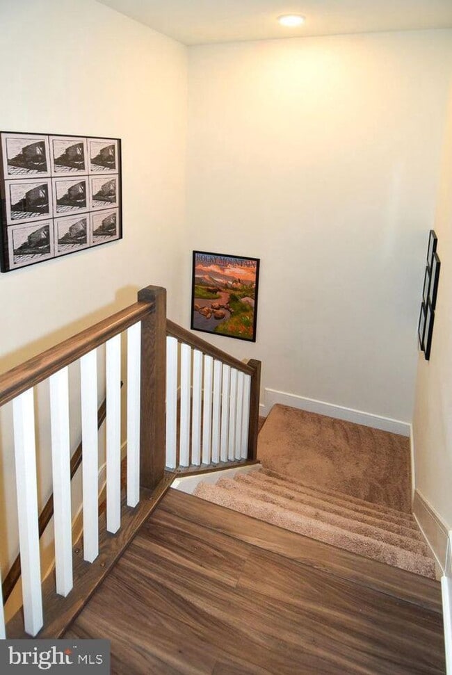 Building Photo - 4-Level Furnished townhome!