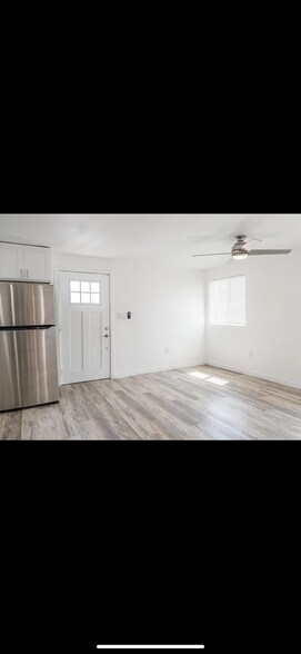 Building Photo - 8921 Cottonwood Ave