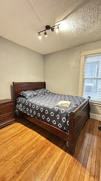 Building Photo - 710 Mulberry St