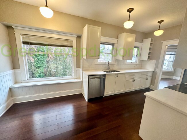 Building Photo - Beautiful Top Floor of Duplex in SW Portland