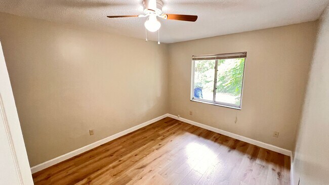 Building Photo - Spacious 2 Bed / 1 Bath Duplex in West Orl...