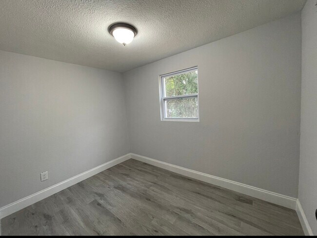 Building Photo - 3106 Greenway Dr